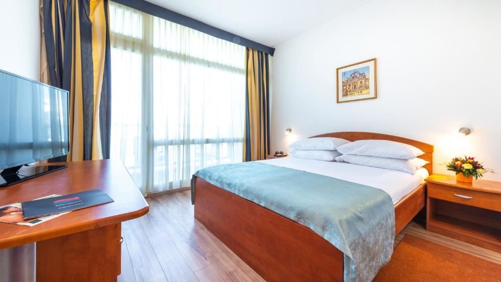 rooms-double-standard-room-seaview-balcony