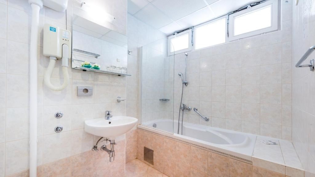 rooms-double-standard-room-seaview-balcony