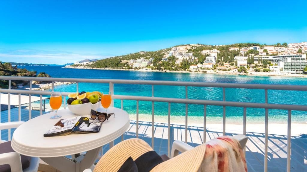 rooms-double-superior-room-seaview-balcony