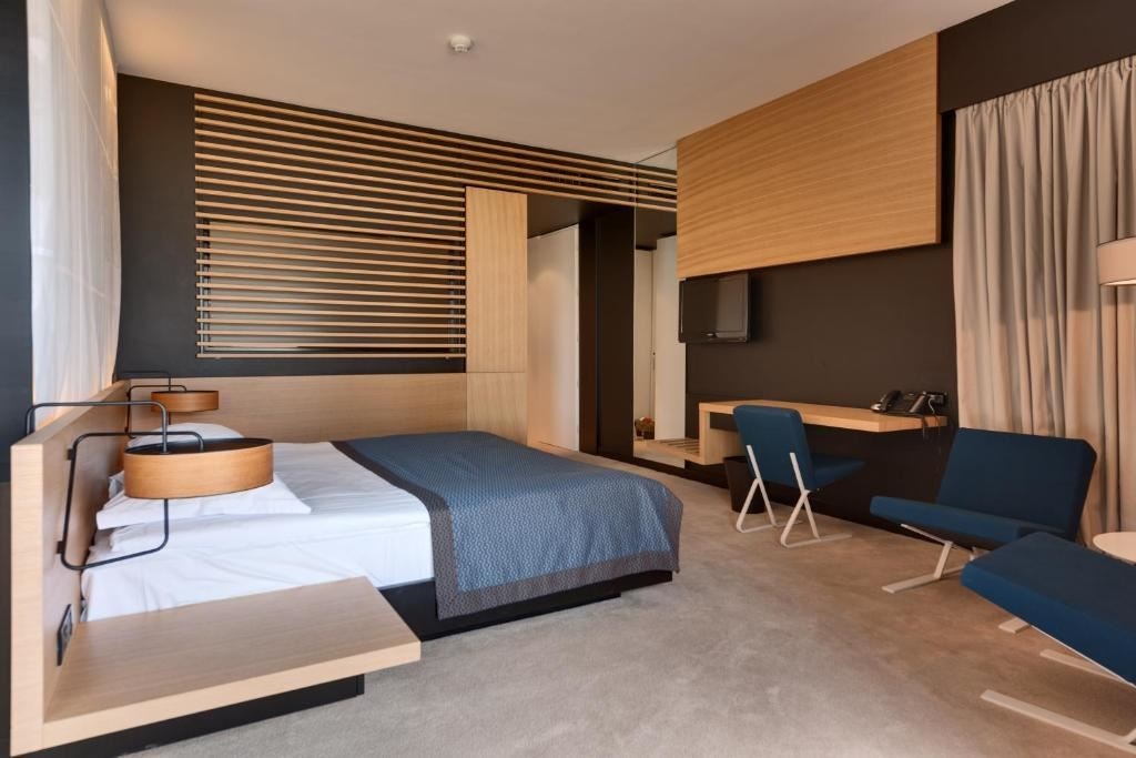 rooms-double-premium-room-balcony-or-terrace