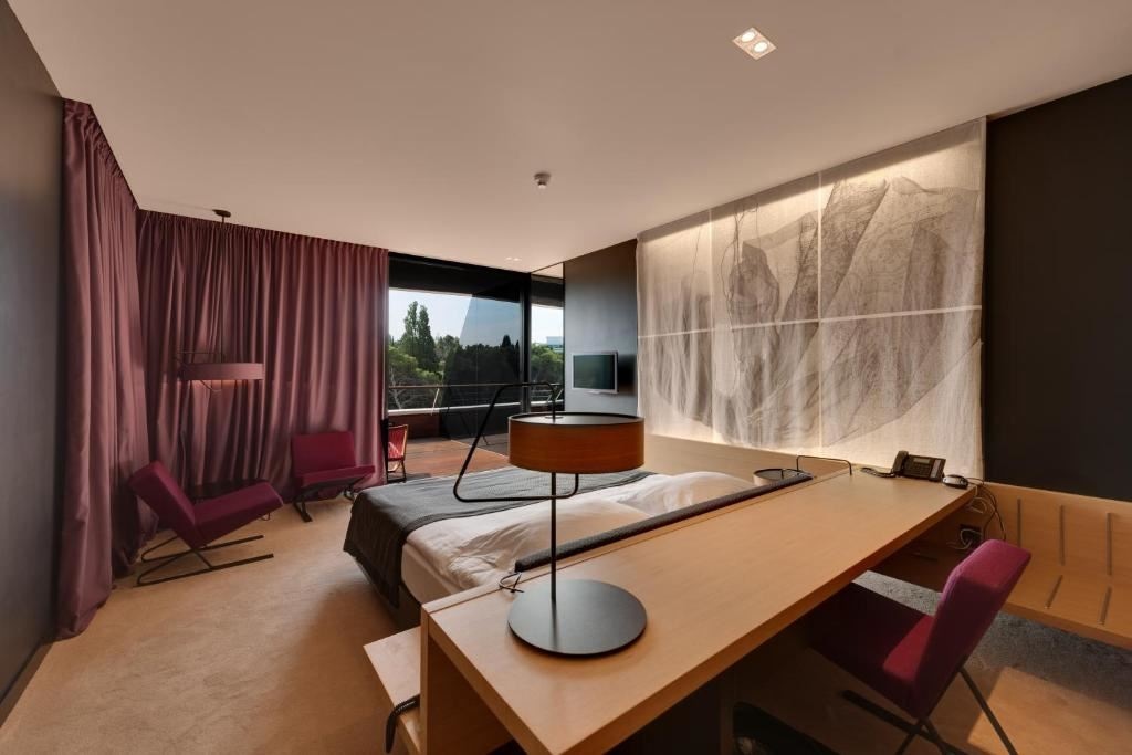 rooms-double-grand-room-park-view-balcony