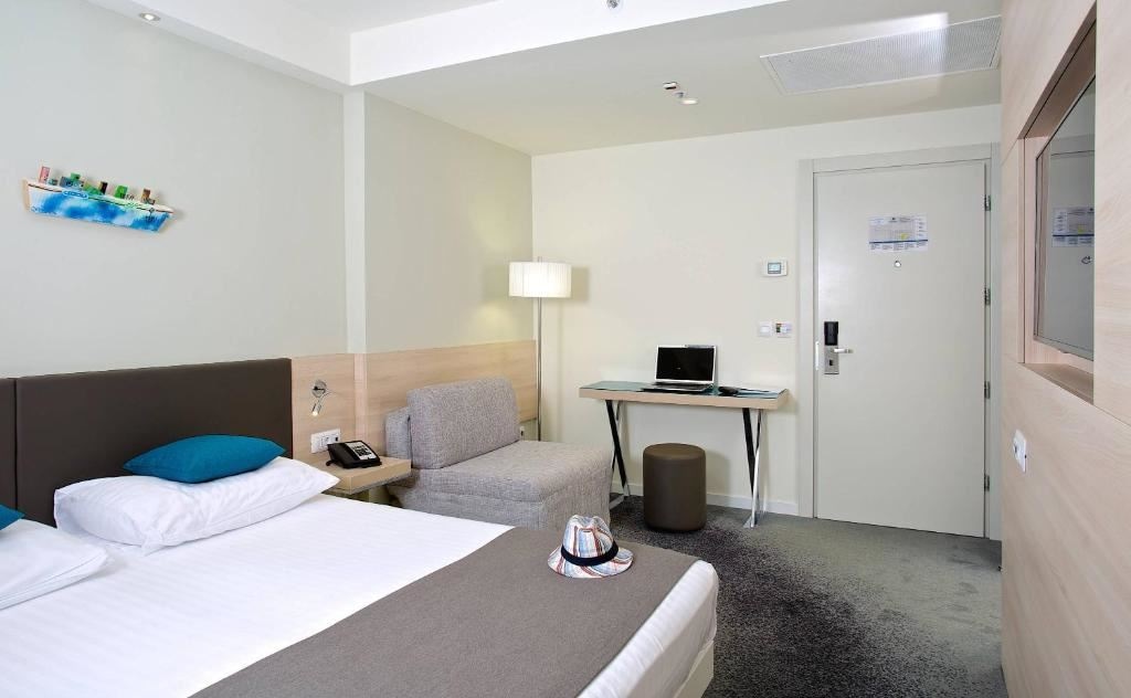 rooms-twin-superior-room-seaside-balcony