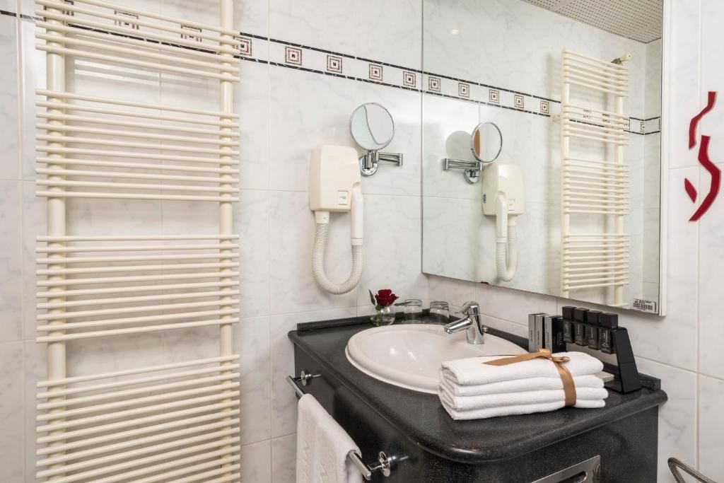 rooms-double-classic-room-park-view-balcony