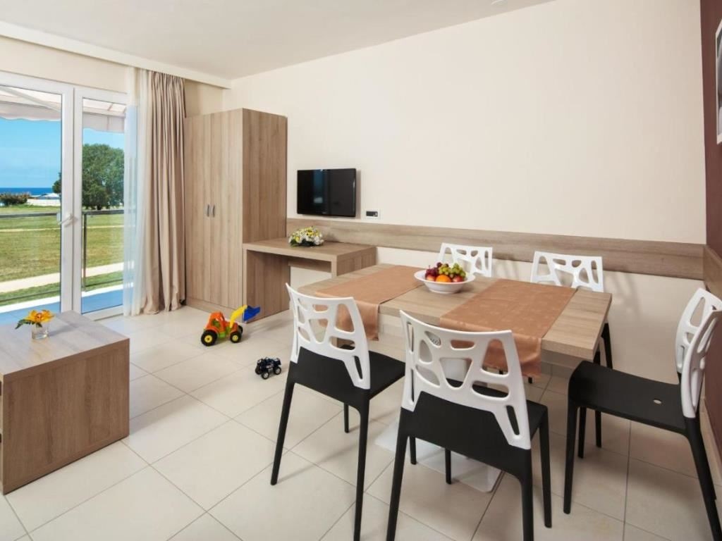 rooms-1-bedroom-superior-apartment-park-view-balcony