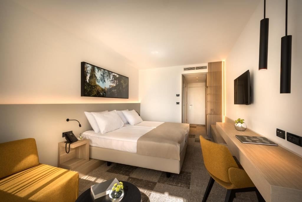 rooms-triple-superior-room-balcony