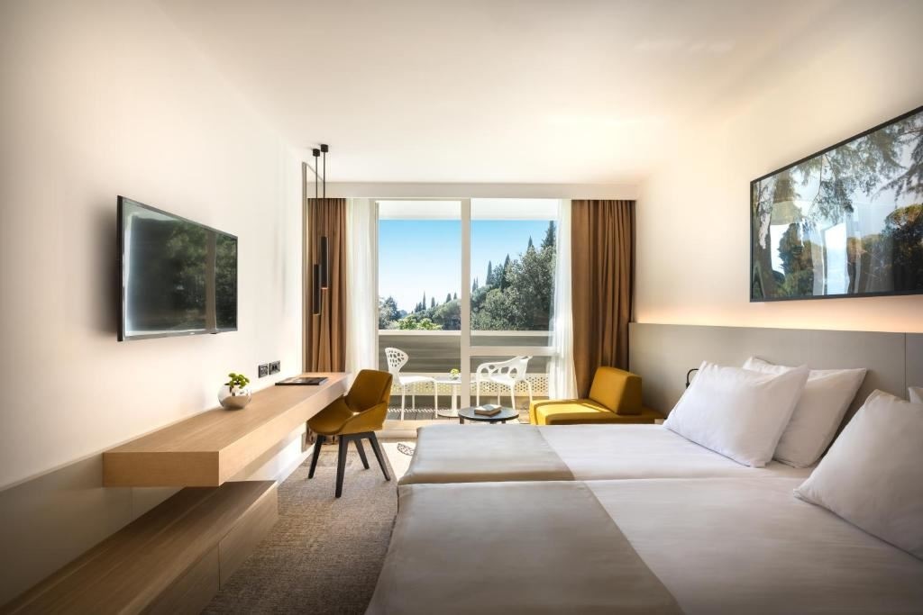 rooms-triple-superior-room-balcony