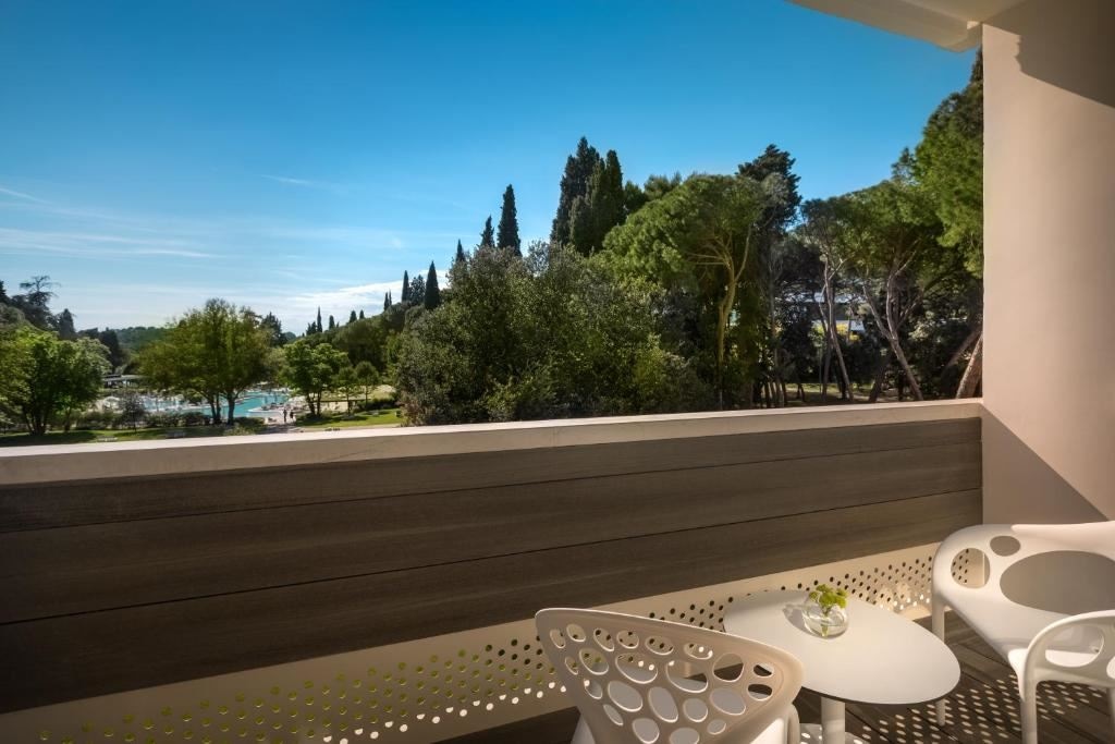 rooms-triple-superior-room-balcony