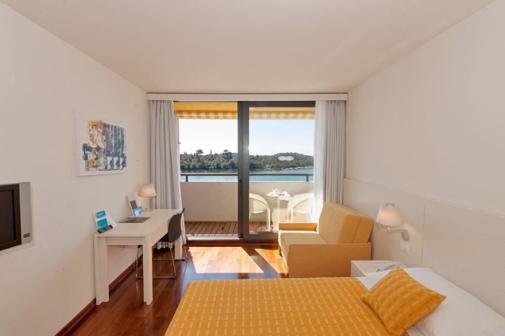 rooms-triple-superior-room-balcony