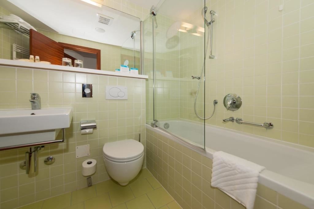 rooms-triple-superior-room-balcony