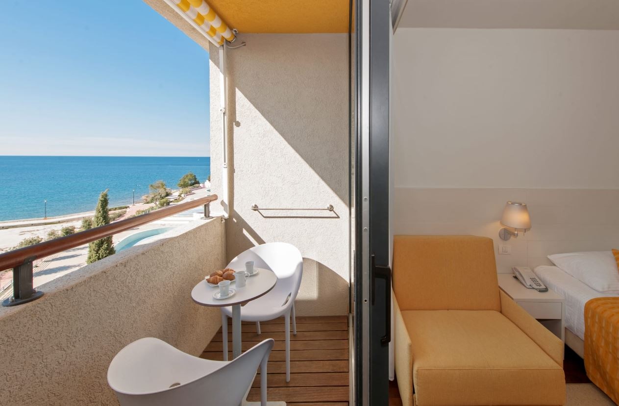 rooms-2-connectingrooms-standard-familyroom-balcony