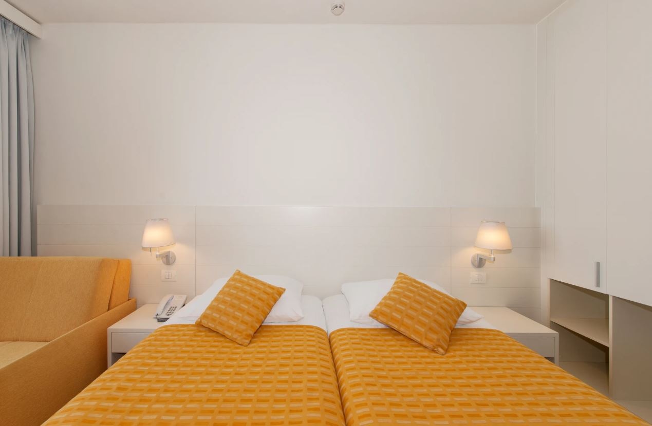 rooms-2-connectingrooms-standard-familyroom-balcony