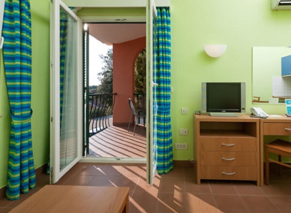 rooms-1-bedroom-superior-apartment-balcony-or-terrace