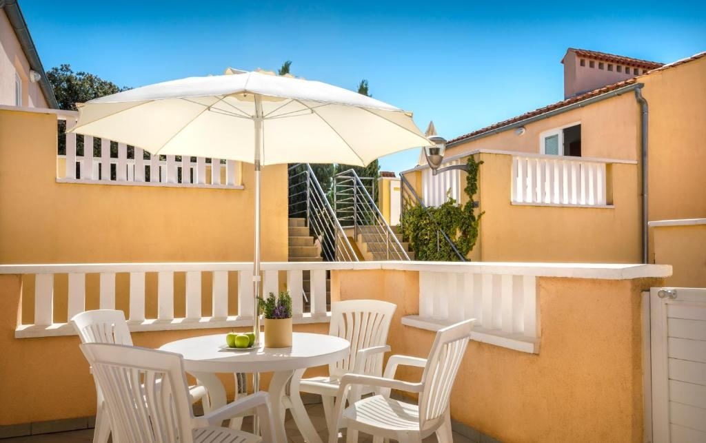 rooms-1-bedroom-basic-apartment-terrace