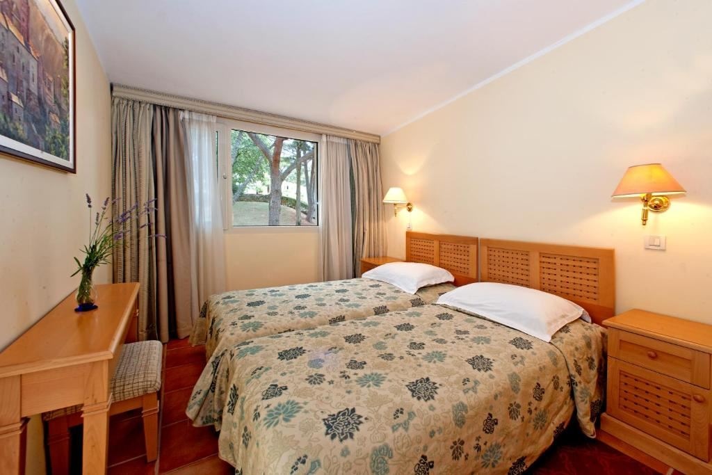 rooms-2-bedroom-apartment-park-view-balcony