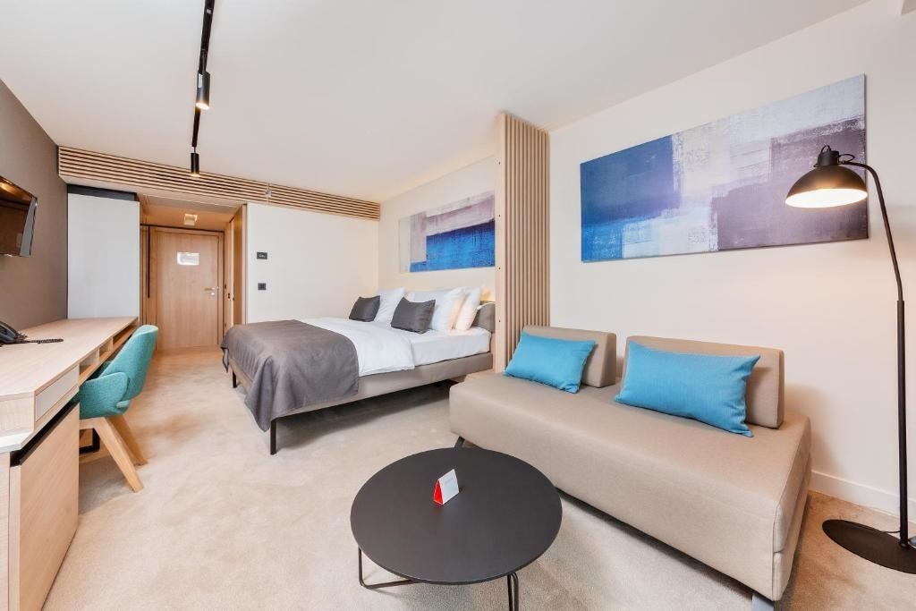 rooms-family-room-sea-view-balcony-offer