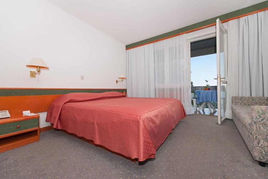 rooms-double-premium-room-seaside-balcony