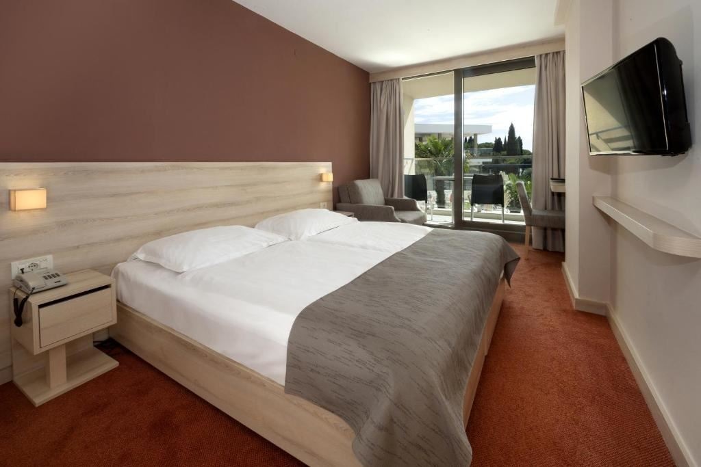 rooms-triple-classic-room-park-view-balcony