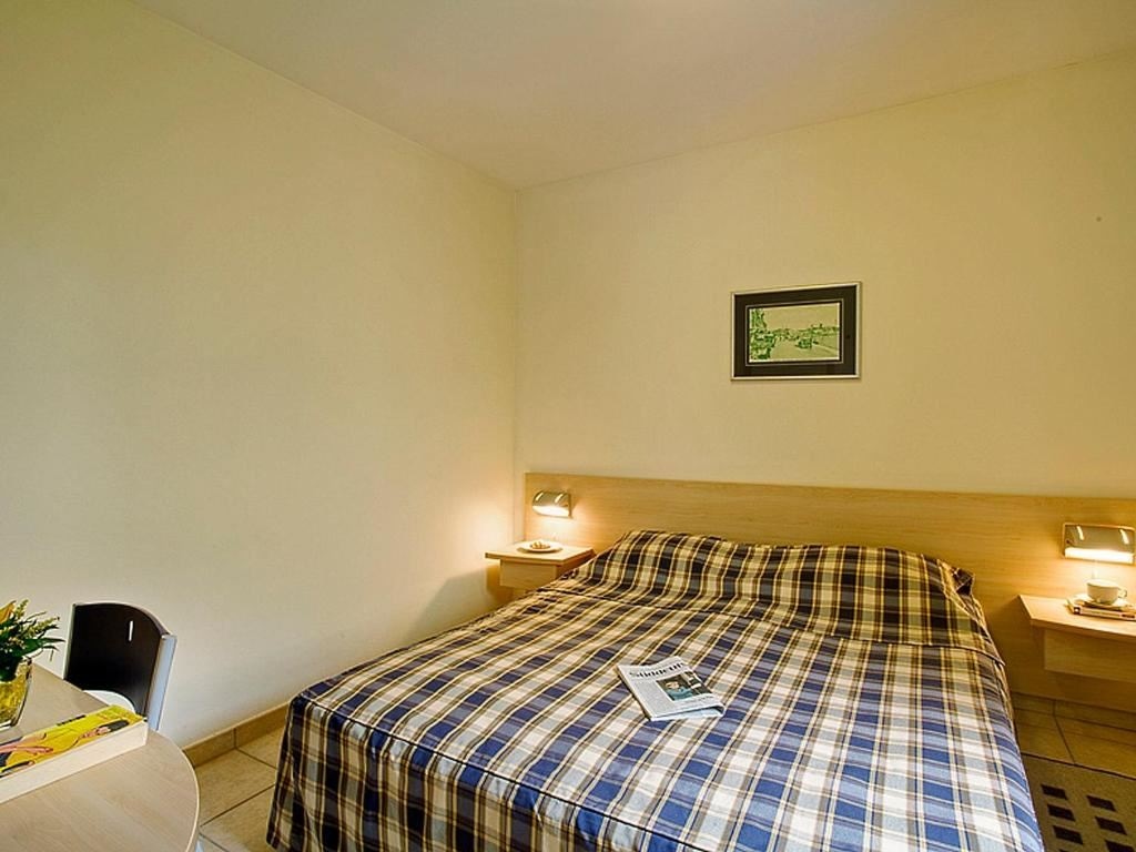 rooms-1-bedroom-apartment-balcony