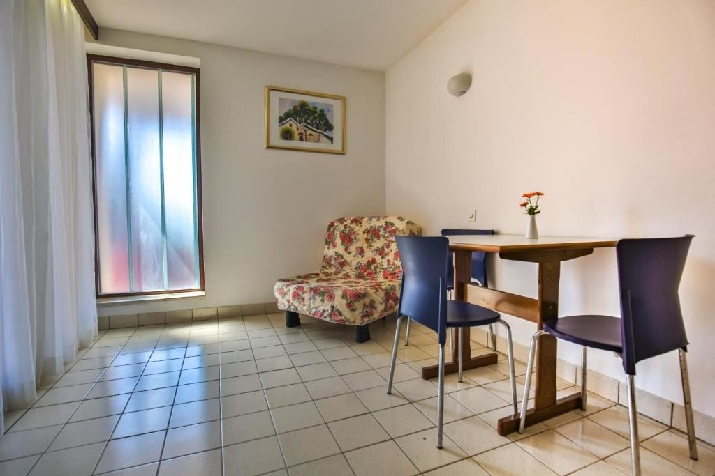 rooms-1-bedroom-apartment-park-view-balcony