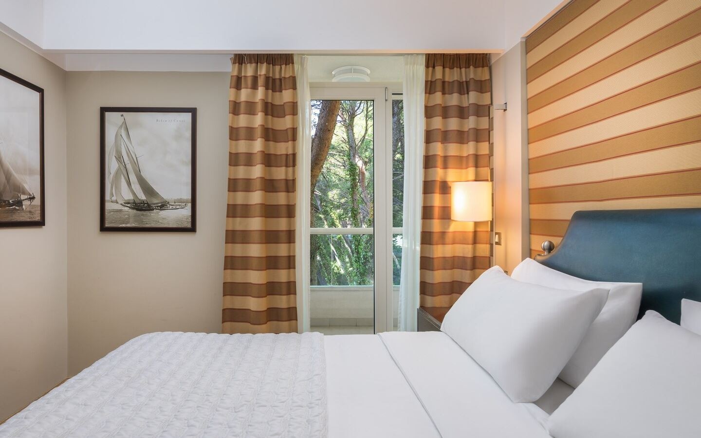 rooms-deluxe-room-park-view-balcony