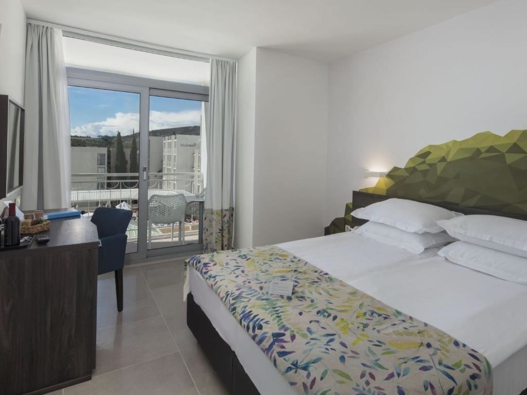 rooms-standard-room-seaside-balcony