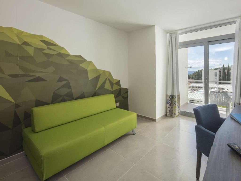 rooms-superior-room-seaside-balcony