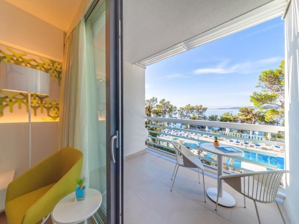 rooms-standard-room-seaside-balcony