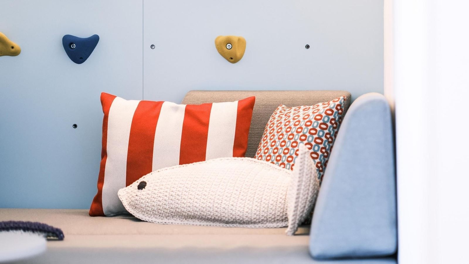 rooms-deluxe-familyroom-seaside