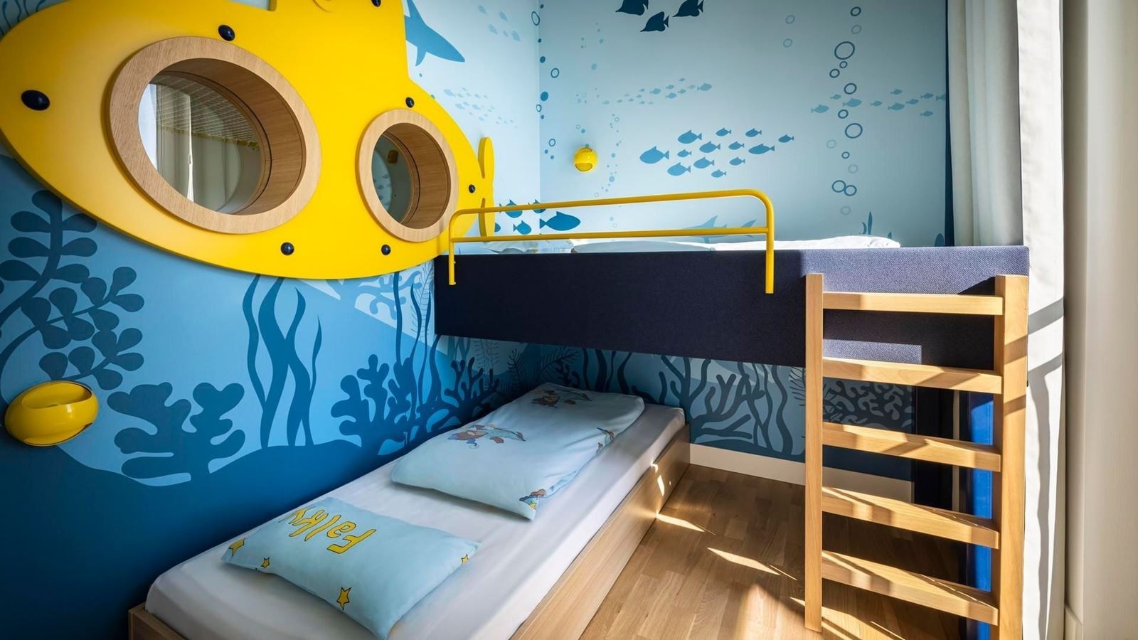 rooms-deluxe-familyroom