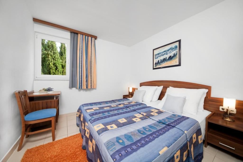 rooms-familyroom-balcony-or-terrace