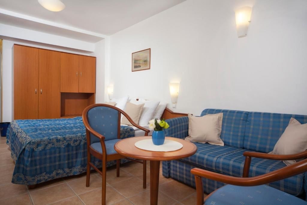 rooms-superior-room-seaside-balcony