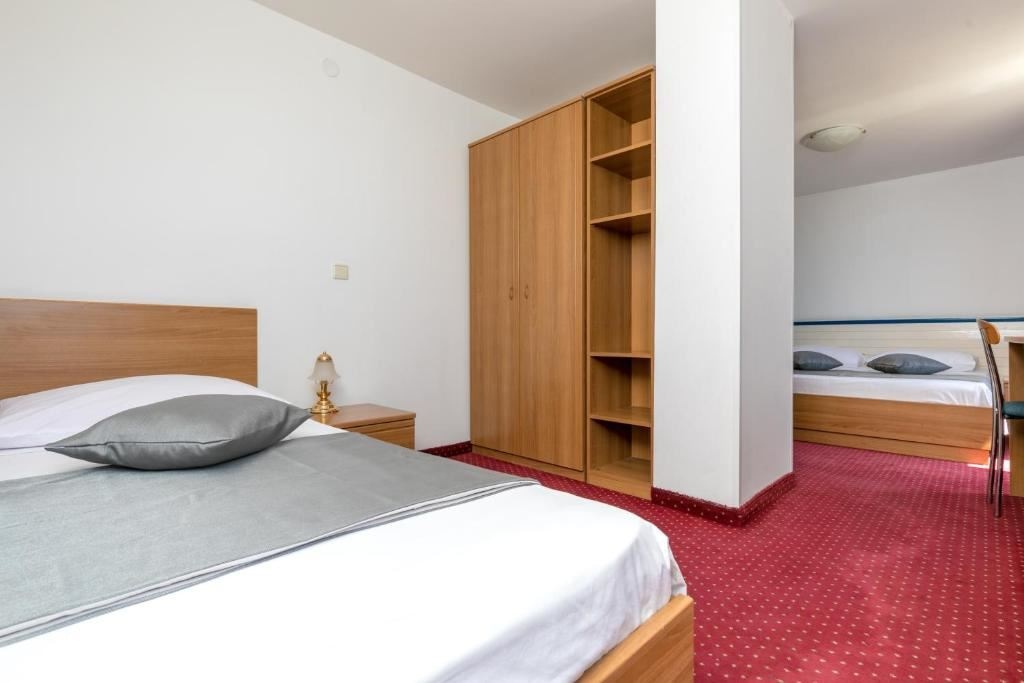 rooms-triple-standard-room-seaview