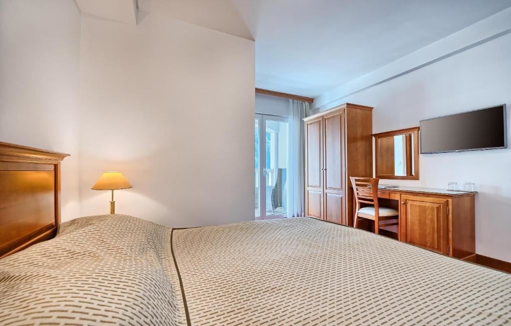 rooms-double-standard-room-riverview-balcony