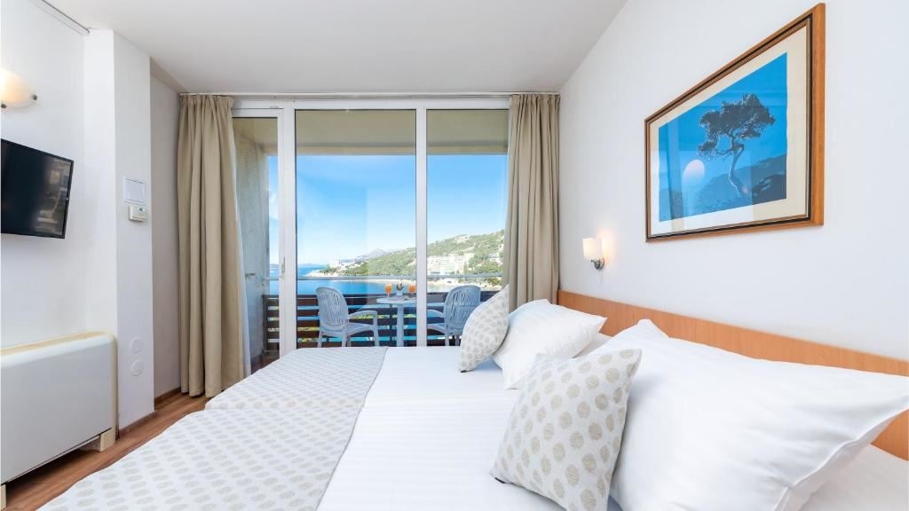 rooms-double-standard-room-seaview-balcony