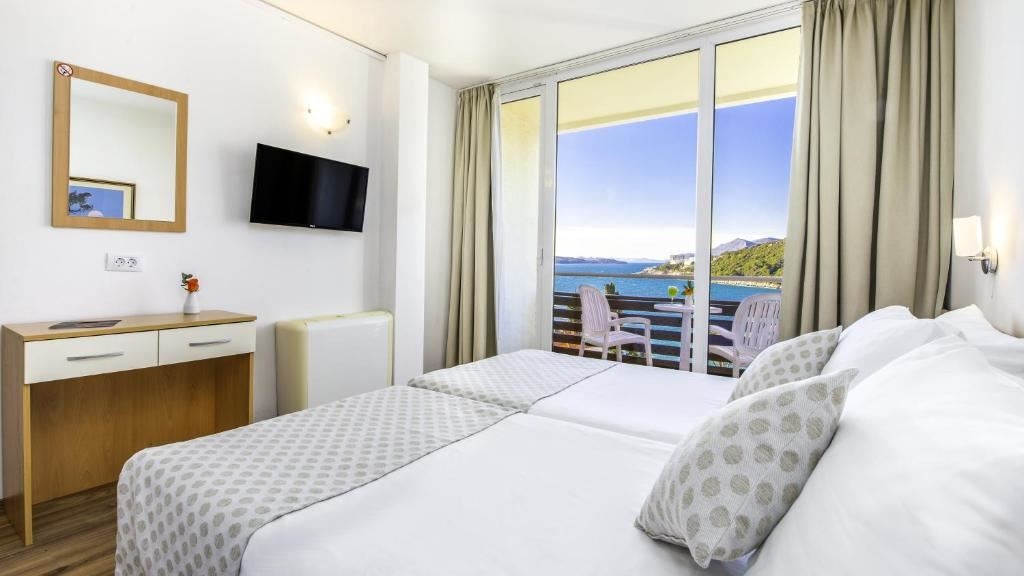 rooms-double-standard-room-seaview-balcony