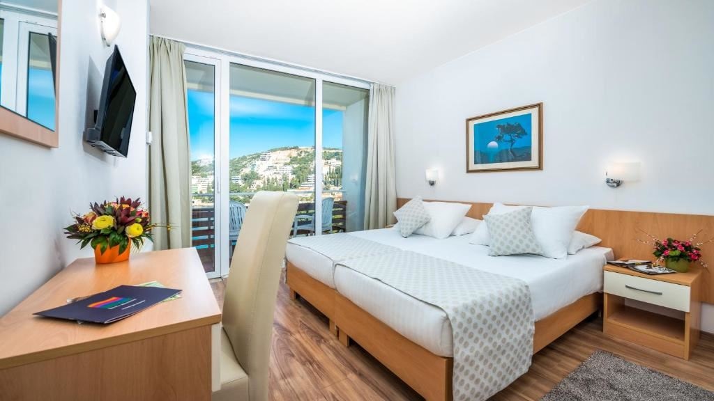 rooms-double-standard-room-seaview-balcony