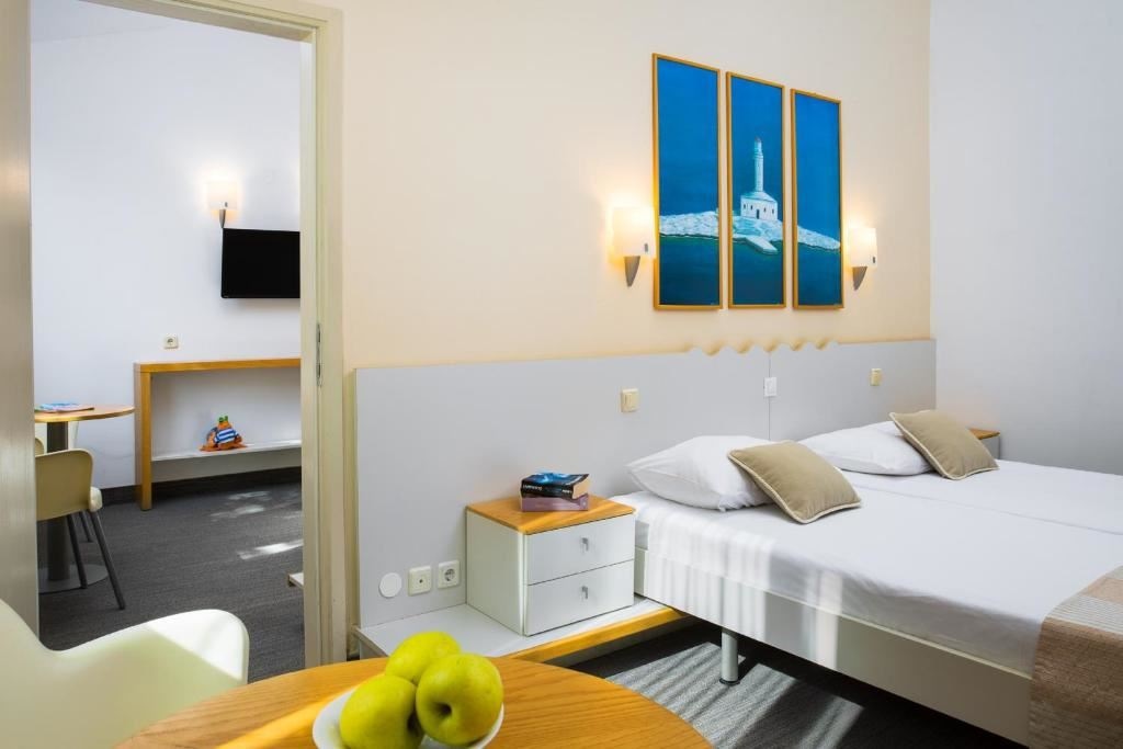 rooms-classic-familyroom-balcony-or-terrace