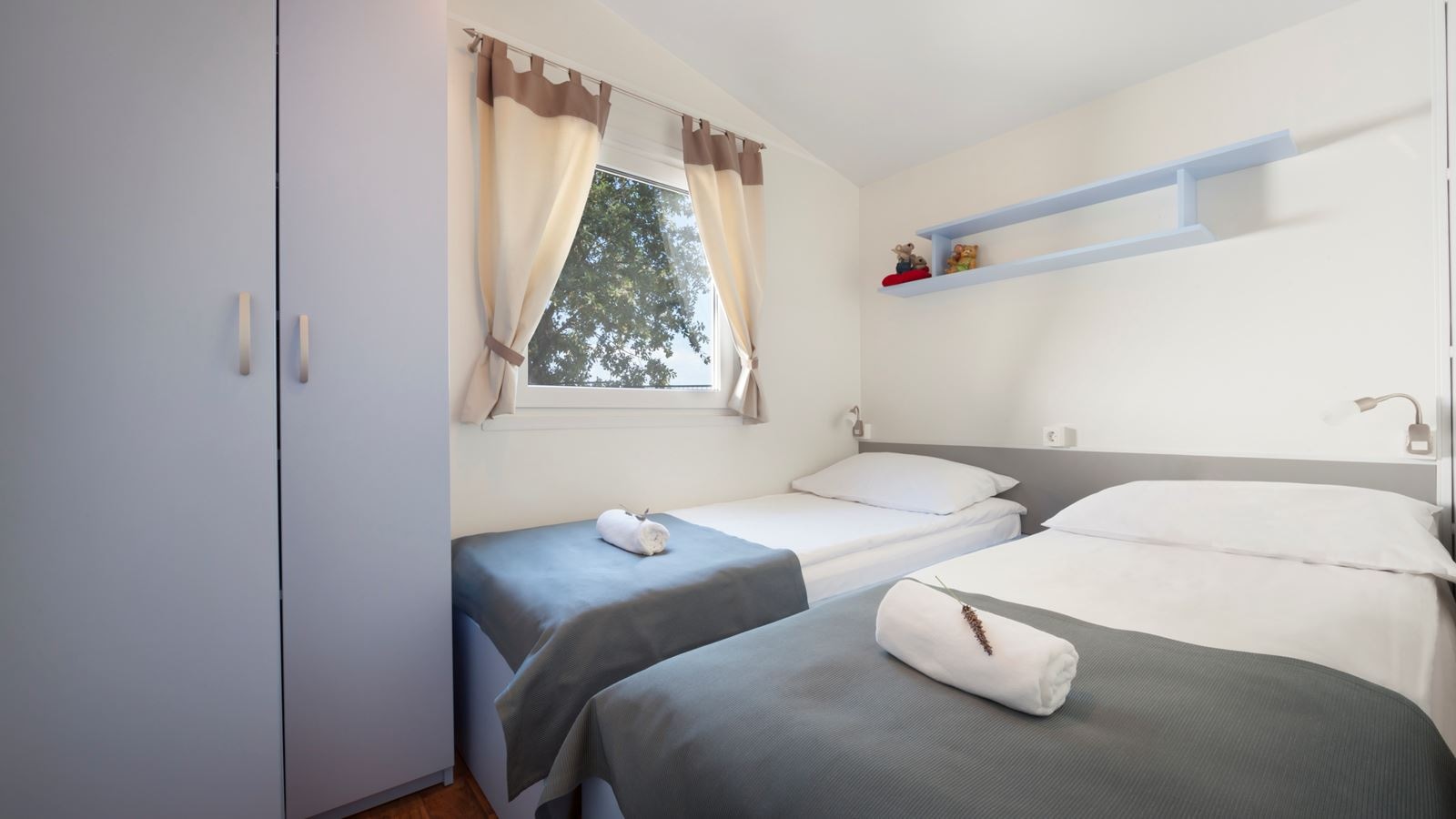 rooms-2-bedroom-premium-mobilehome-terrace