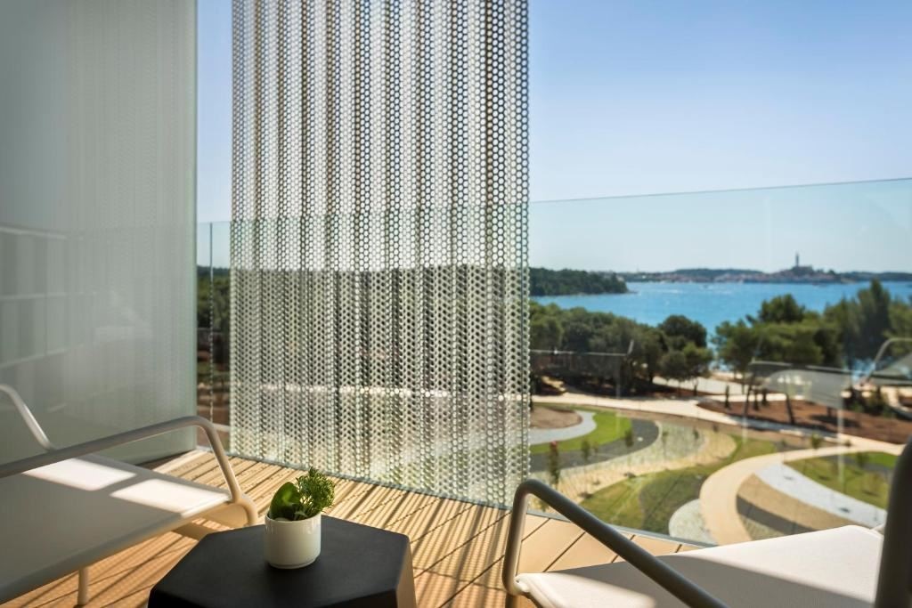 rooms-double-standard-room-seaside-balcony