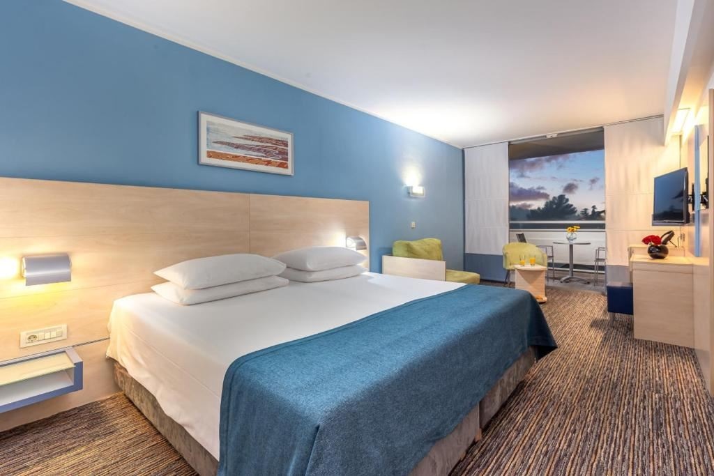 rooms-triple-superior-room-balcony