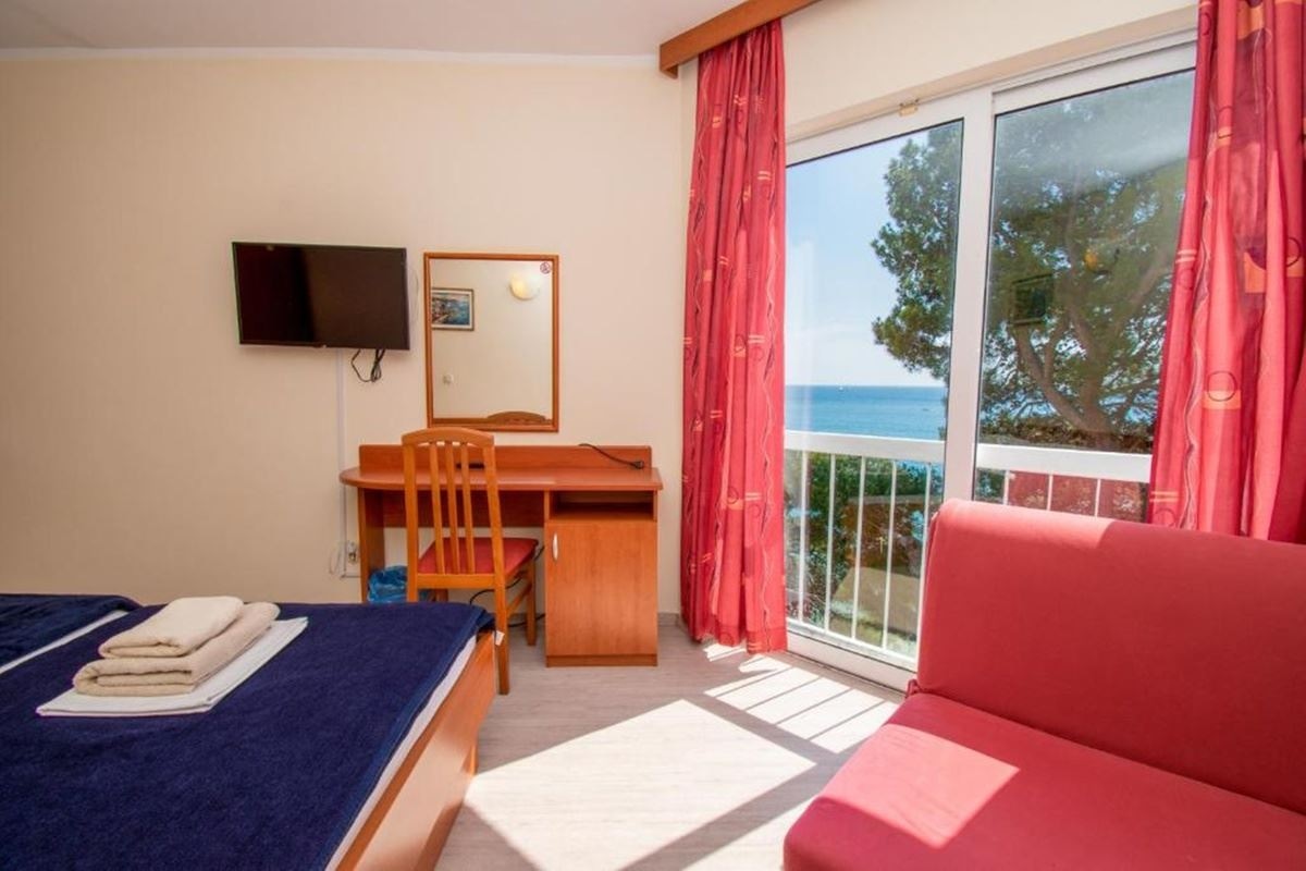 rooms-single-wchild-standard-room-seaside-balcony