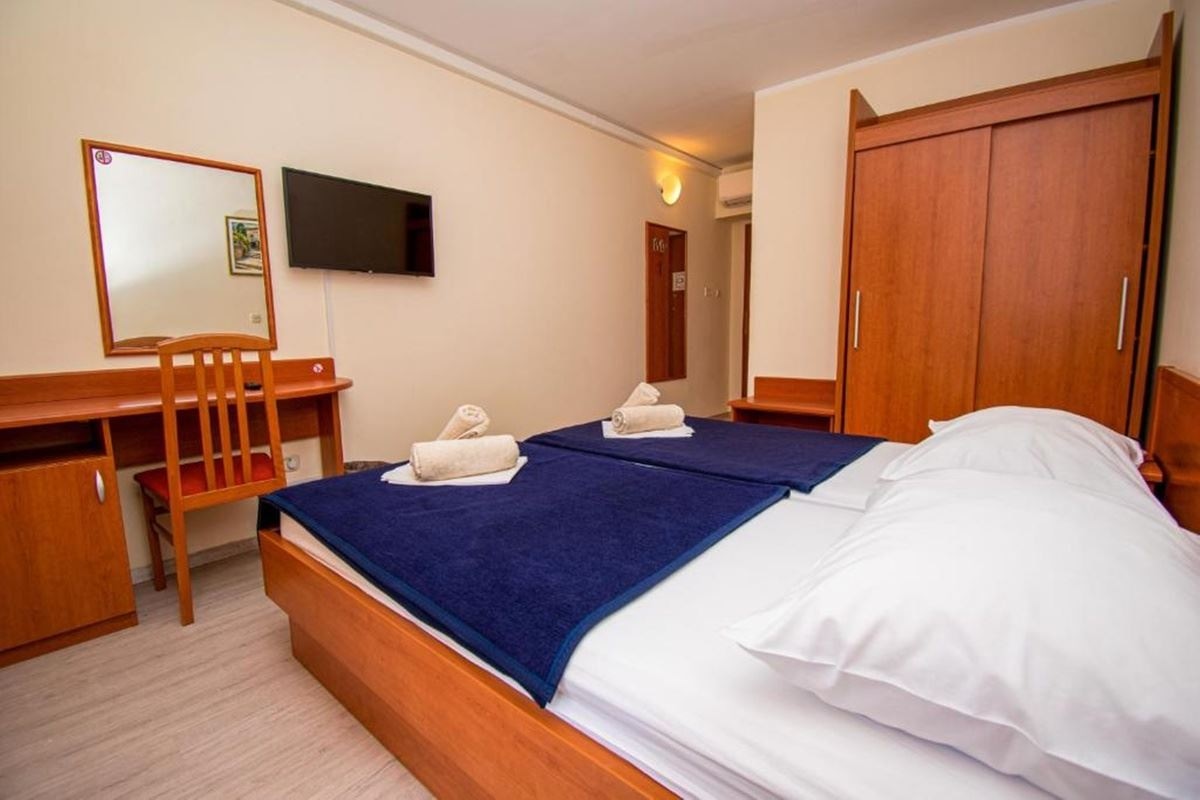 rooms-single-wchild-standard-room-seaside-balcony