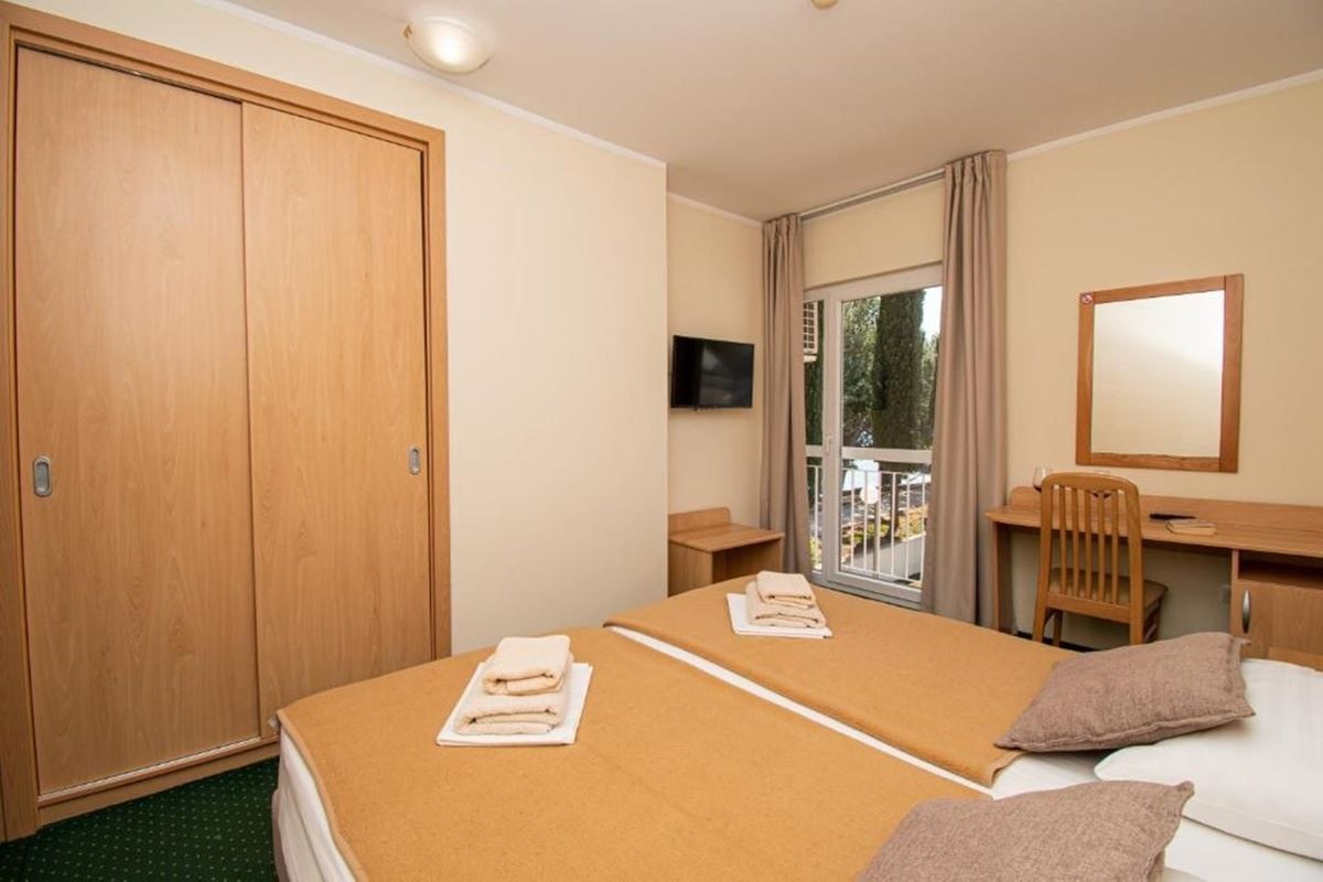 rooms-double-standard-room-seaside-frenchbalcony