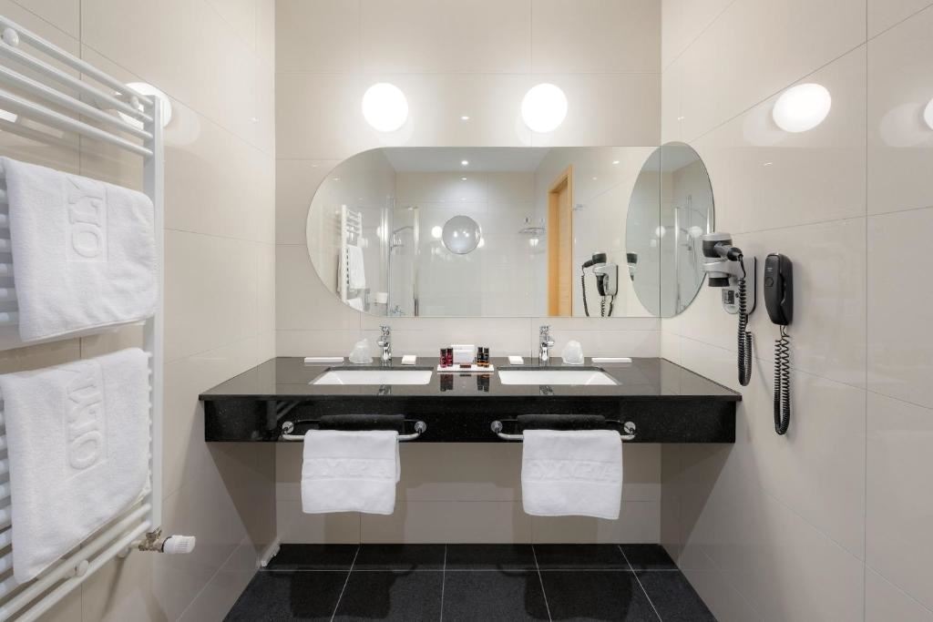 rooms-standard-room-park-view-balcony