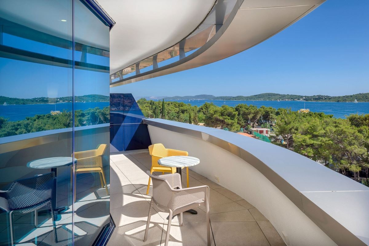 rooms-deluxe-room-seaview-balcony