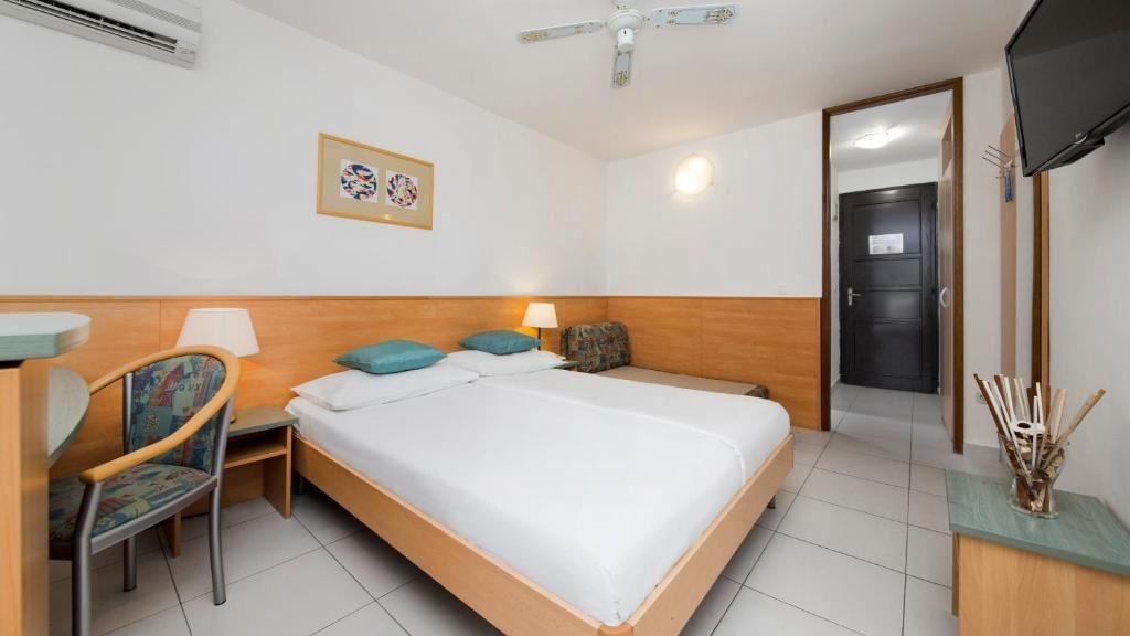 rooms-standard-room-seaside-balcony