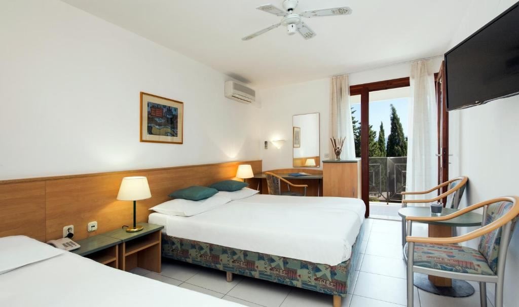 rooms-superior-room-seaside-balcony