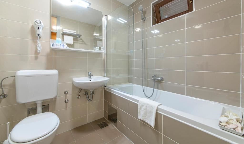 rooms-superior-room-seaside-balcony