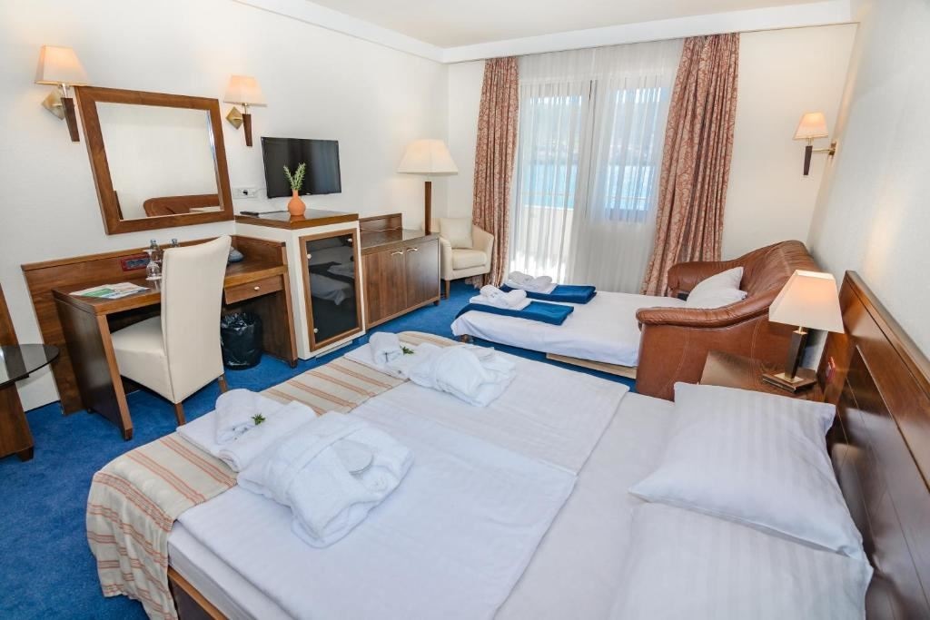 rooms-familyroom-seaview-balcony