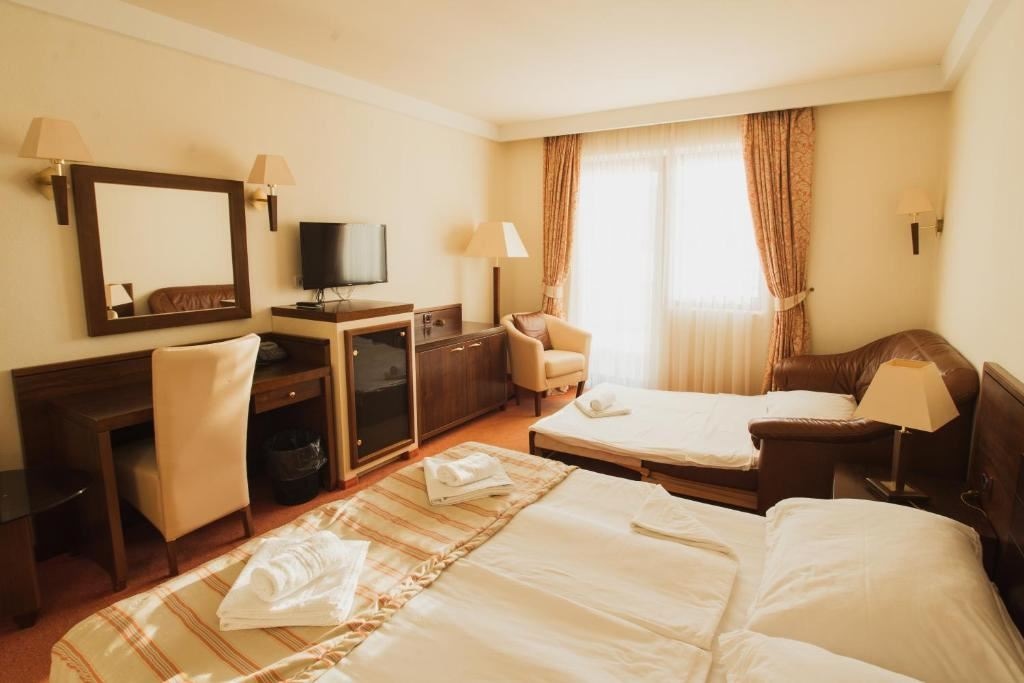 rooms-familyroom-seaview-balcony